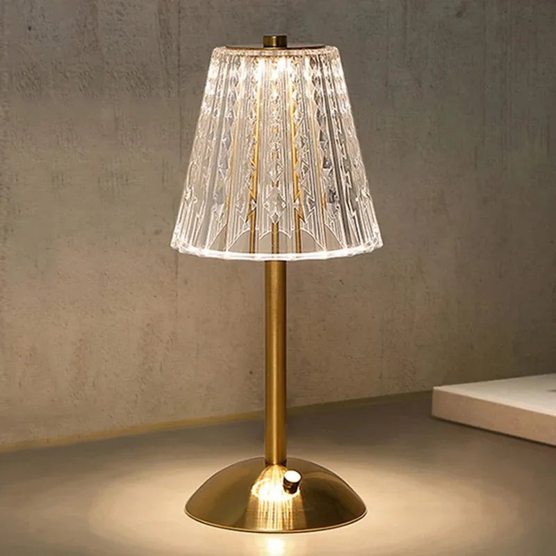 Decoratieve LED touch tafellamp, kristallen kap, goudkleurige voet, ideaal als nachtlamp.