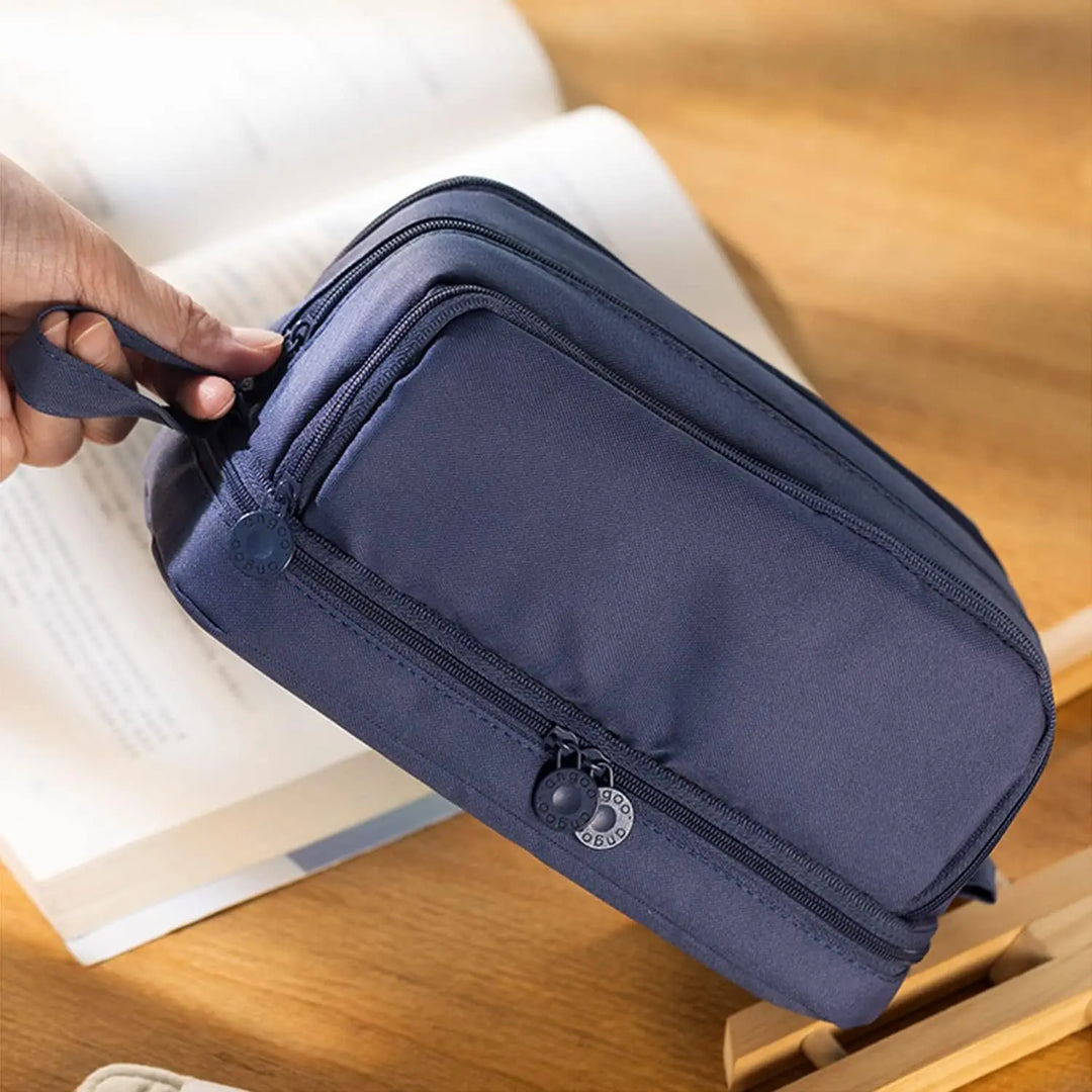 Groot etui met dubbele compartimenten en liniaalvak, ideaal als organizer voor school en kantoor.