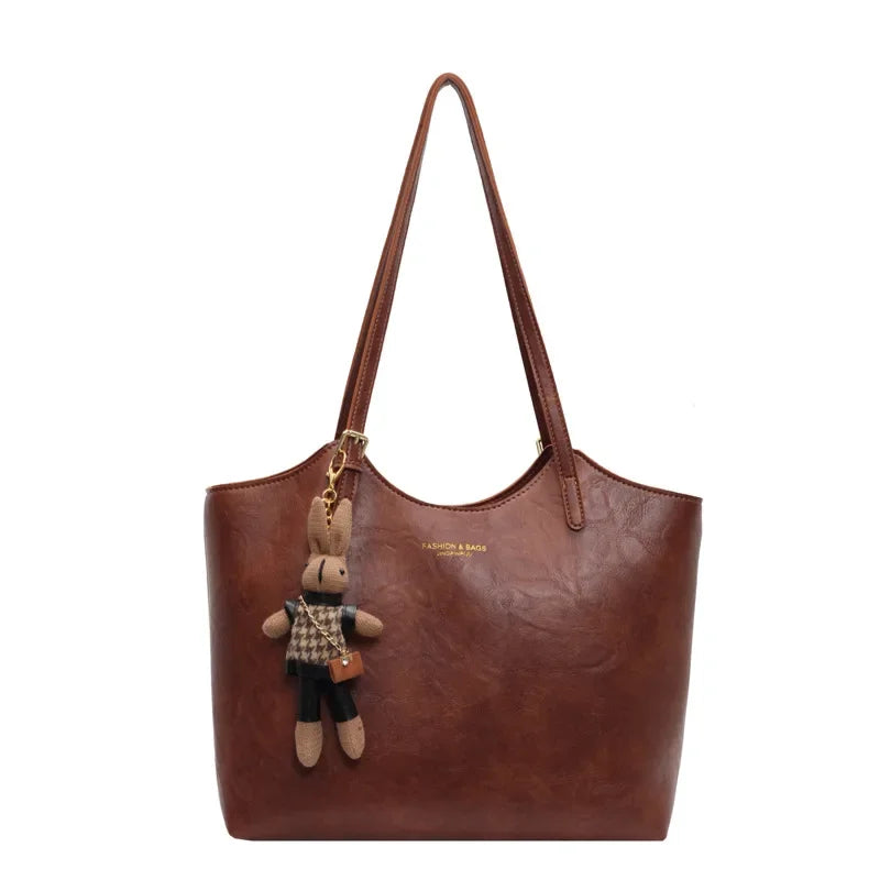 Elegante grote dames tas van vegan leer met verstelbare riem en een klassieke vintage uitstraling.