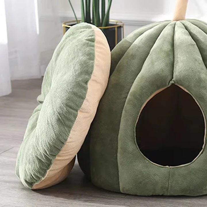 Warm en knus kattenbed in mandvorm, perfect als veilige slaapplek voor uw huisdier.