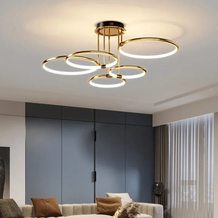 Moderne LED plafondlamp met elegante ringen, geometrisch design voor sfeervolle verlichting.
