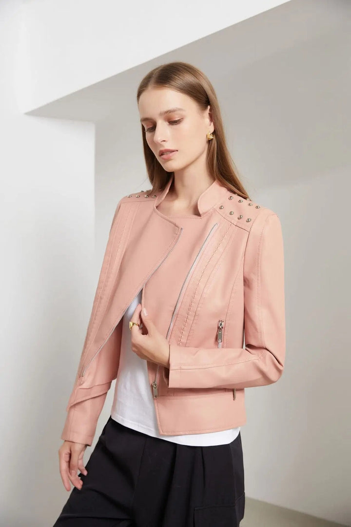 Zwarte dames Carmie jas met metalen studs, een veelzijdige toevoeging aan je garderobe.