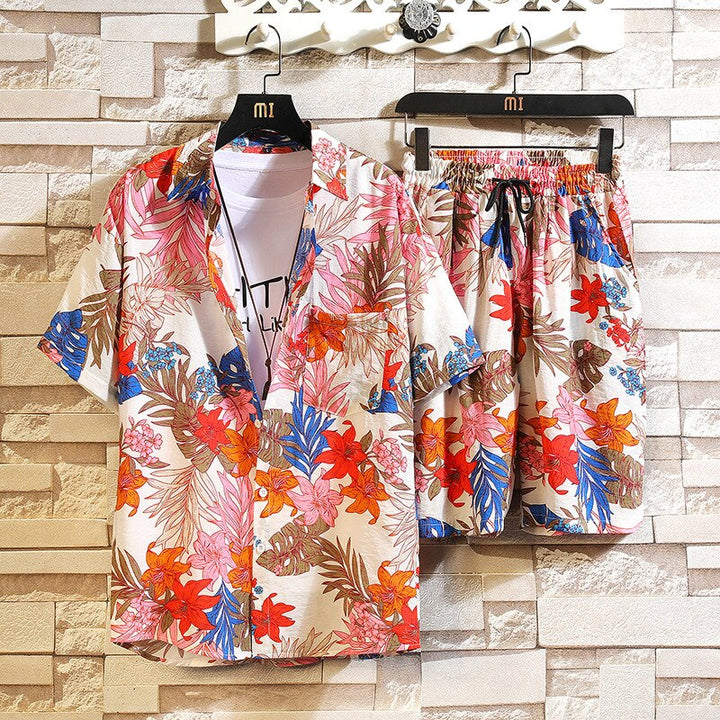Comfortabele heren outfitset van ademend materiaal. Kleurrijk shirt & korte broek, ideaal voor warme dagen.