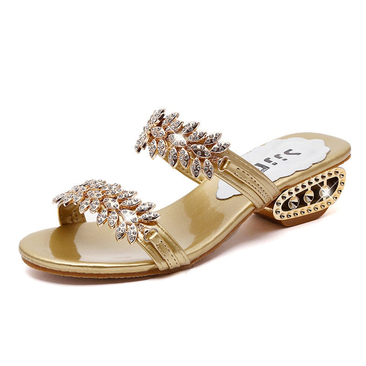Modieuze dames slippers met elegante uitstraling en sprankelende versiering, ideaal voor de zomer.