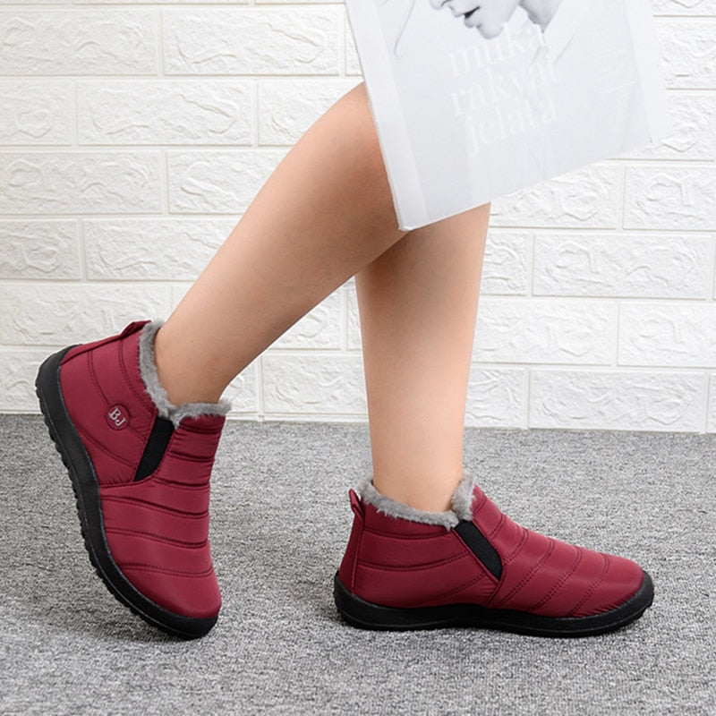 Persoon draagt waterdichte unisex winterlaarzen tijdens een wandeling in een winters landschap, warm en comfortabel.