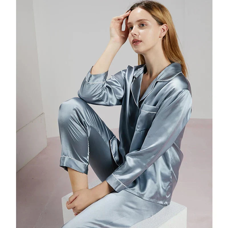 Luxe dames pyjama set, premium nachtmode die comfort en stijl combineert.