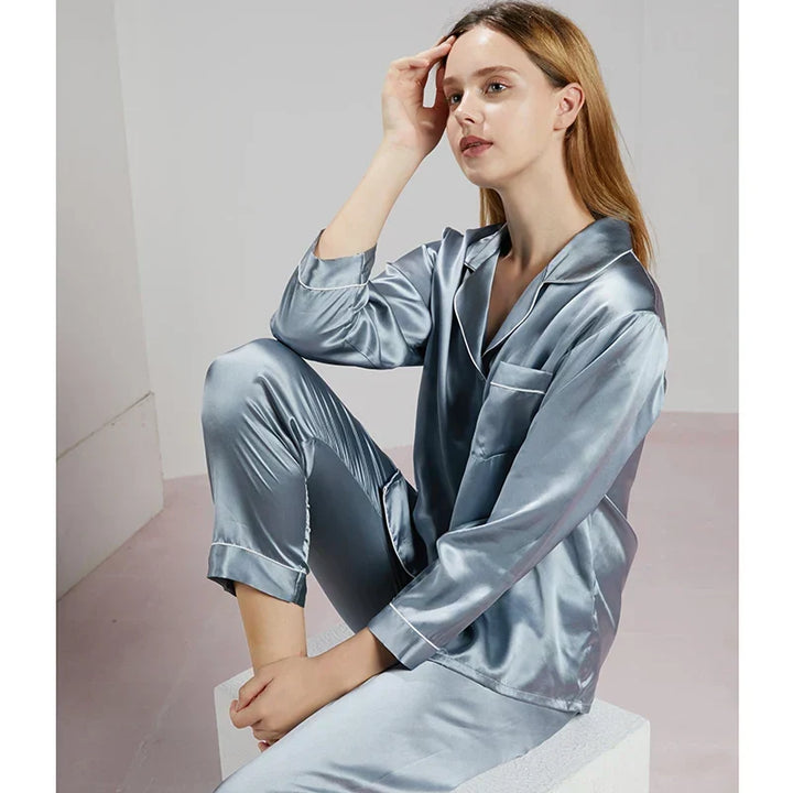 Luxe dames pyjama set, premium nachtmode die comfort en stijl combineert.