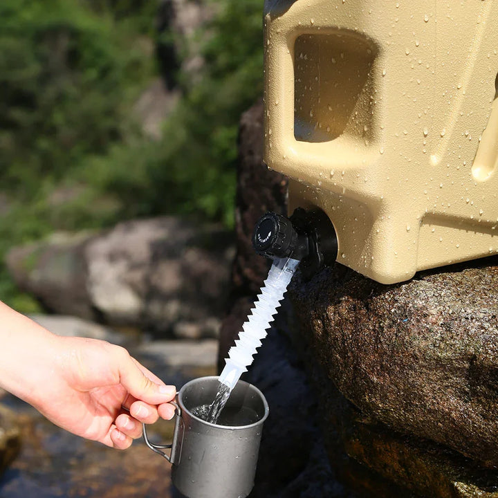 Ruime 12L AquaTrek drinkwatercontainer in groen, ideaal voor hydratatie op kampeertrips en outdoor activiteiten.