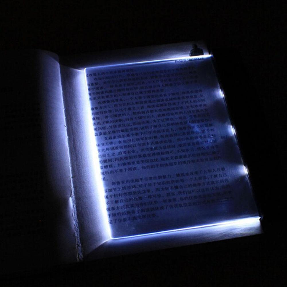 Compacte LED leeslamp aan een boek geklemd, voor gerichte, energiezuinige leesverlichting.