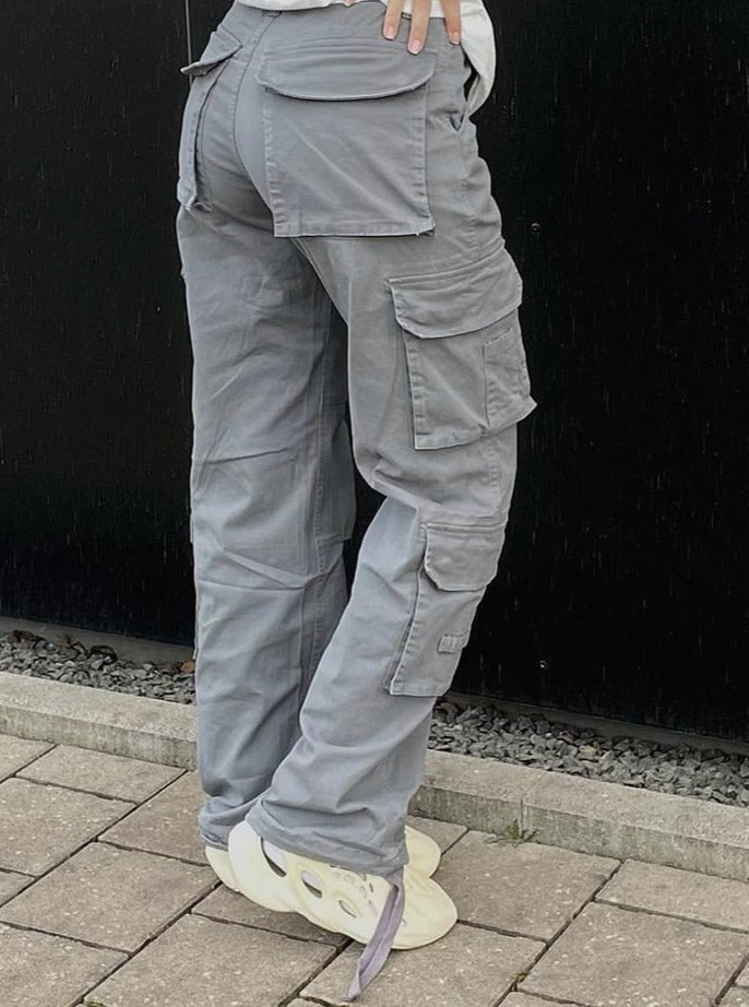 Zwarte Mila cargo damesbroek, trendy en baggy fit, perfect voor straatstijl.
