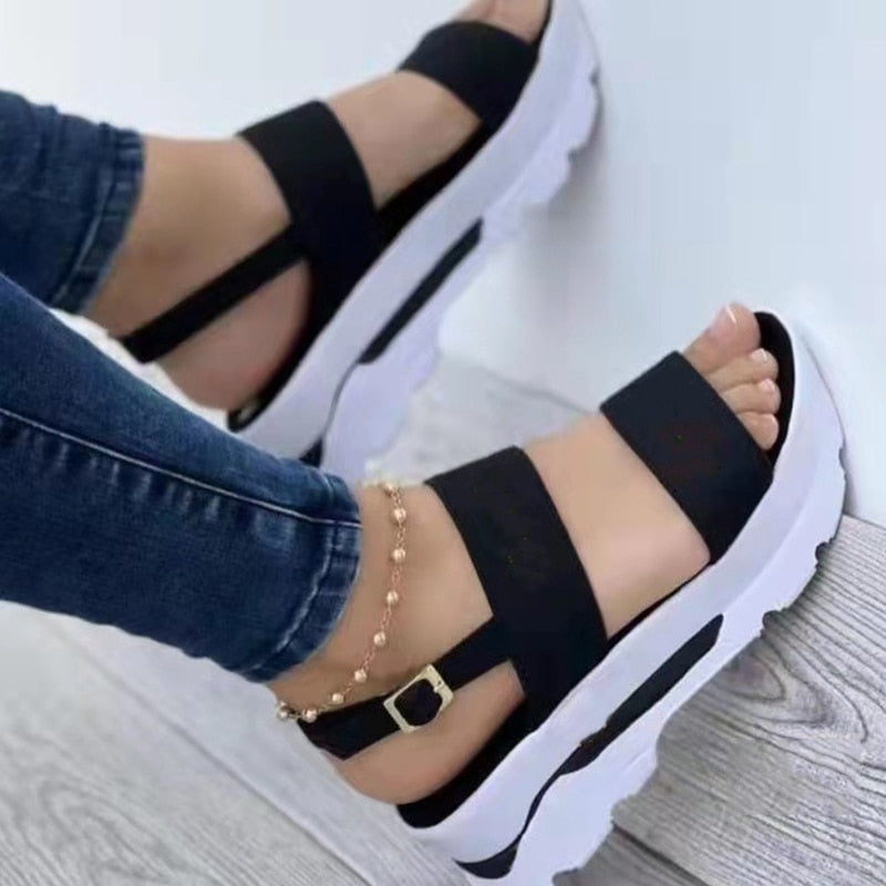 Zomerschoenen: comfortabele plateau sandalen voor dames. Stijlvol ontwerp geschikt voor elke vakantie of casual look.
