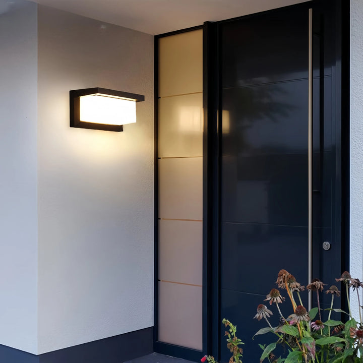Waterdichte LED buitenlamp Laguna (IP65) met slimme bewegingssensor. Geeft warm wit licht voor optimale veiligheid.