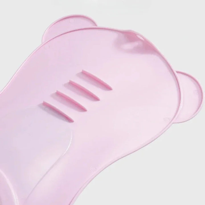 Close-up van de ergonomische baby waskom, ontworpen voor comfortabele en veilige wasbeurten van je kleintje.