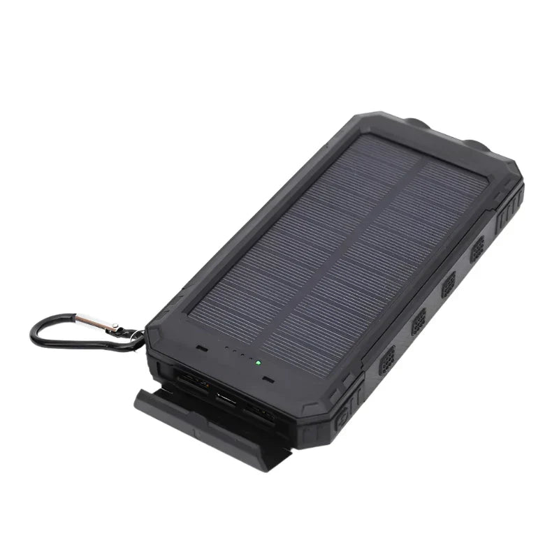 Snelladende powerbank met zonnepaneel, USB-C, USB-A en Lightning poorten voor al je gadgets.
