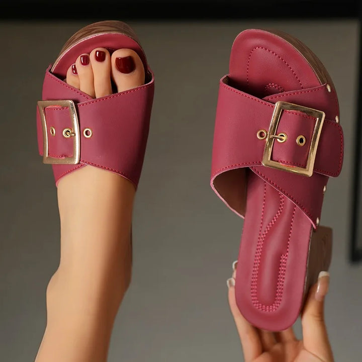 Casual en elegante dames sandaal met plateauhak. Perfecte zomerschoen voor comfort en stijlvolle mode.
