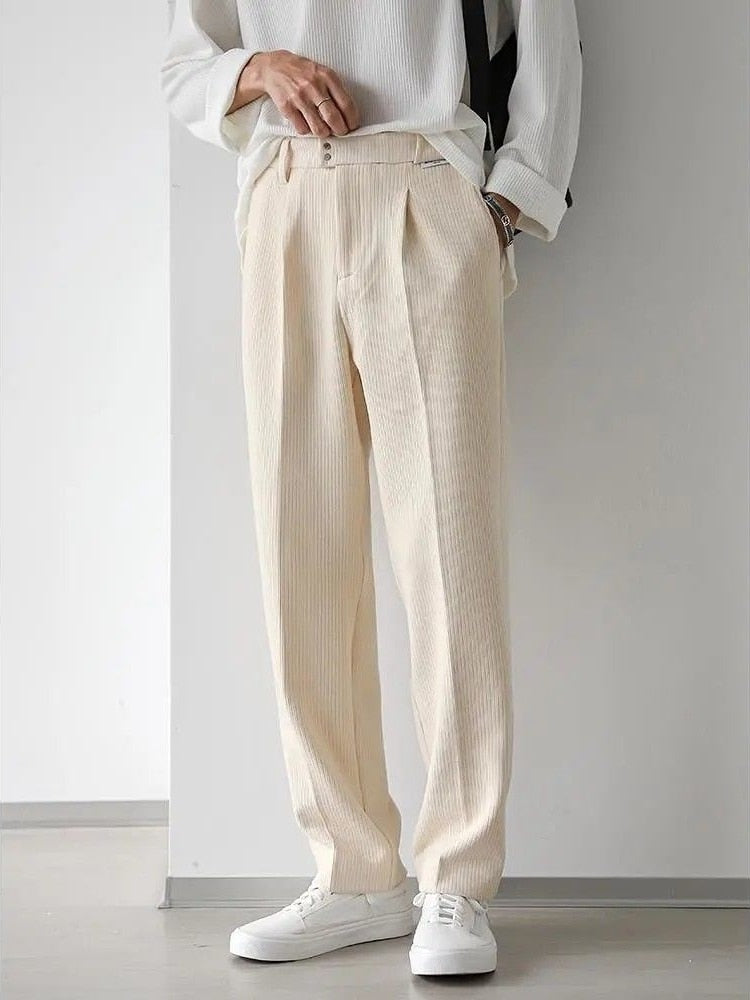 Crème heren pantalon met een relaxte pasvorm; ideale comfort broek voor een moderne casual chic look.