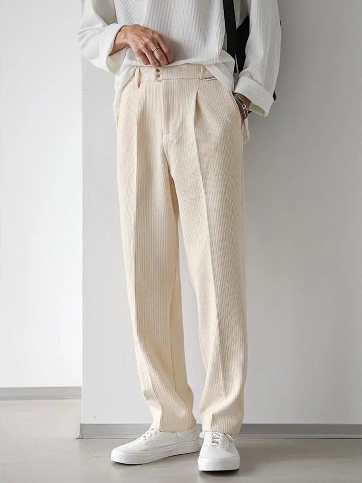 Crème heren pantalon met een relaxte pasvorm; ideale comfort broek voor een moderne casual chic look.
