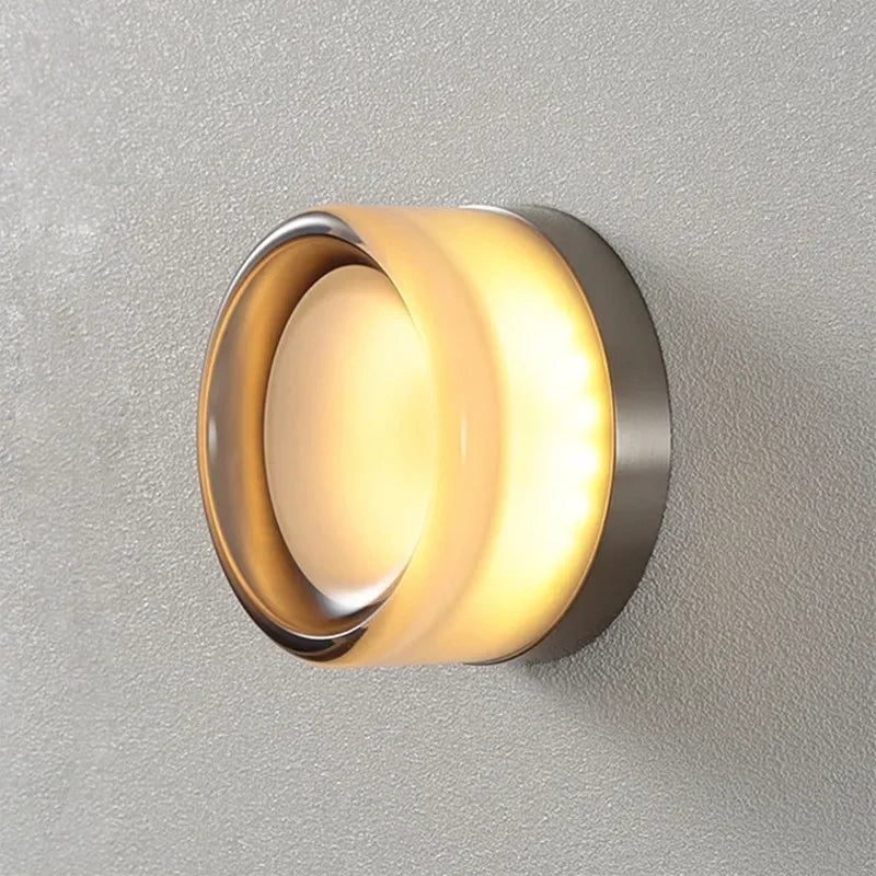 Slanke LED wandlamp, moderne lamp voor gang of hal, geeft indirect warmwit licht.