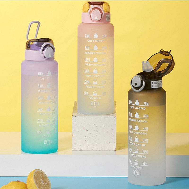 Lekvrije motivatie drinkfles met handvat en rietje, perfect voor sport en onderweg.