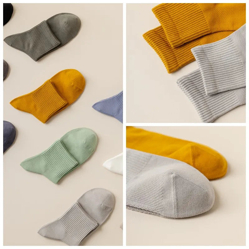 Detailopname van de zachte katoenen textuur van ventilerende herensokken, maat 39-45, voor optimaal comfort.