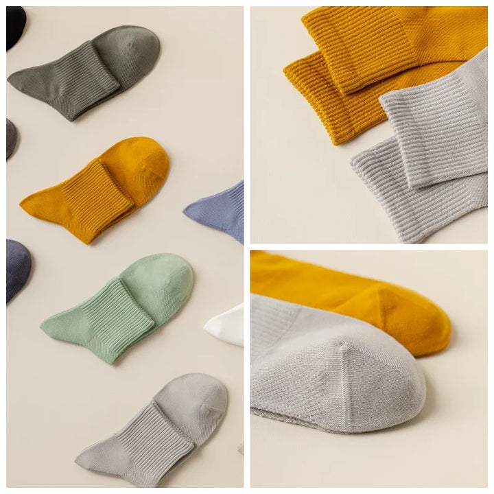 Detailopname van de zachte katoenen textuur van ventilerende herensokken, maat 39-45, voor optimaal comfort.