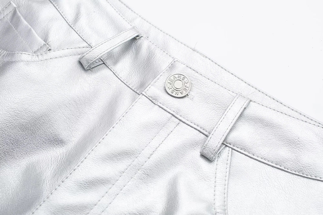 Model draagt stijlvolle metallic damesbroek met hoge taille en losse pasvorm. Trendy mode-item.