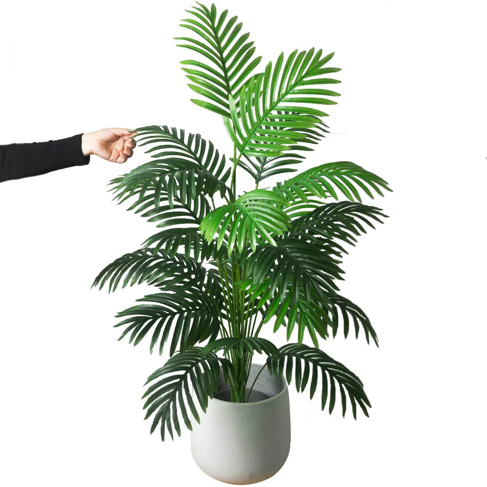 Dichtbij weergave van de realistische groene bladeren van de kunstmatige tropische palmboom. Hoogwaardige kwaliteit.