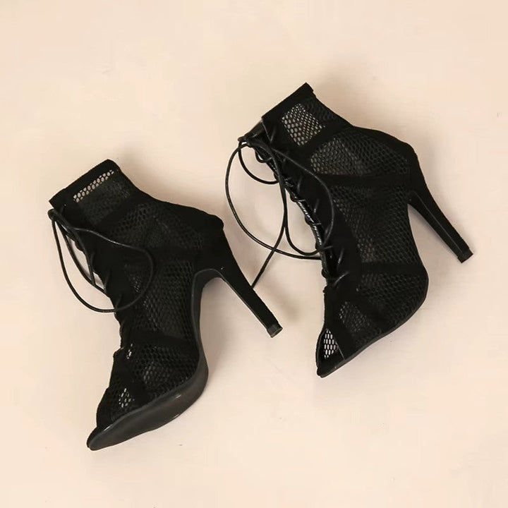 Dames zwarte sandalen met stevige hak en verstelbare enkelband van Hoymans. Elegant, open teen en geschikt voor zomer.
