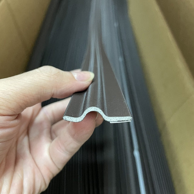 Premium tochtstrip, zelfklevend en energiebesparend. Effectieve isolatie voor ramen en deuren.
