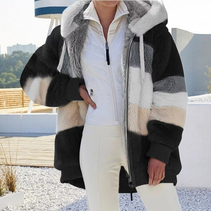 Zacht pluche damesvest met capuchon voor winterse warmte en comfort.
