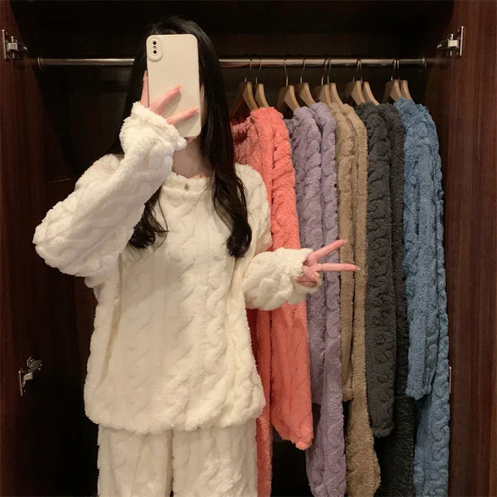 Zachte dames fleece pyjama; de ideale gezellige winterpyjama voor ontspannen momenten.
