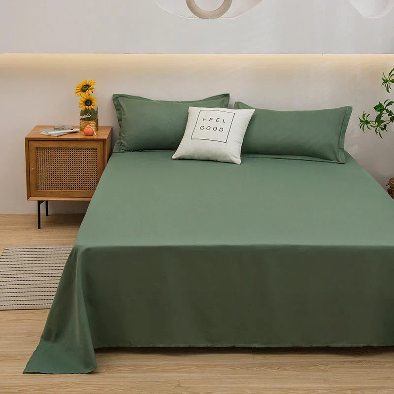 Een opgemaakt bed met het luxe SoftLuxe linnen dekbedovertrek. Ademend beddengoed voor ultiem slaapkamercomfort.