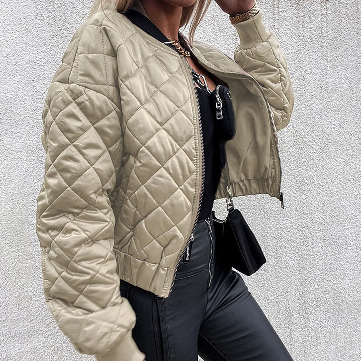 Herfstjas dames, gewatteerd en trendy, biedt warmte en stijl voor diverse gelegenheden.