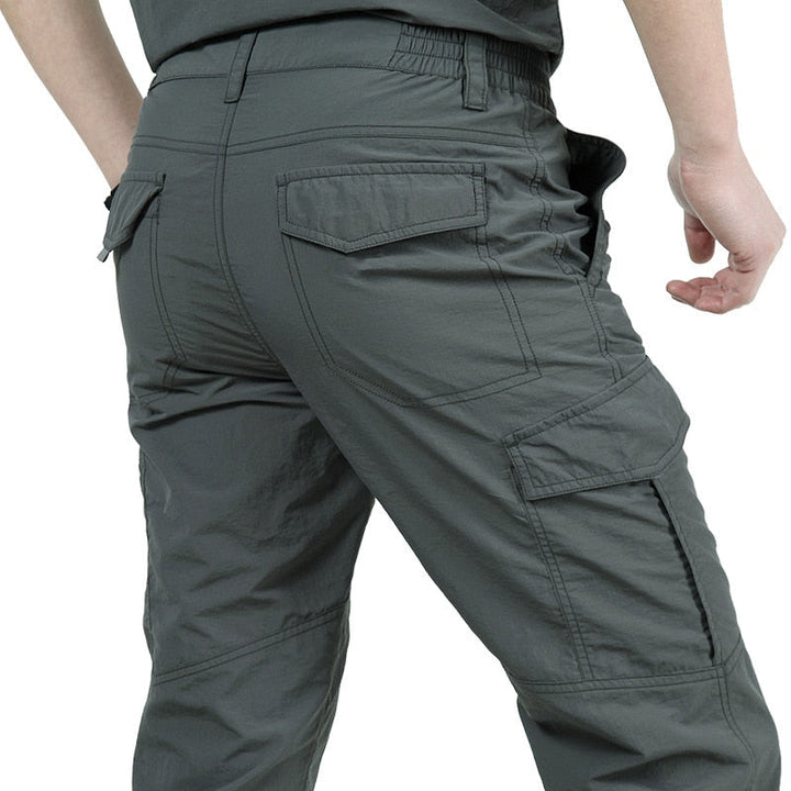 Detail van de robuuste stof van de Heren Cargo Broek Eddy, duurzaam en functioneel voor kamperen en outdoor.