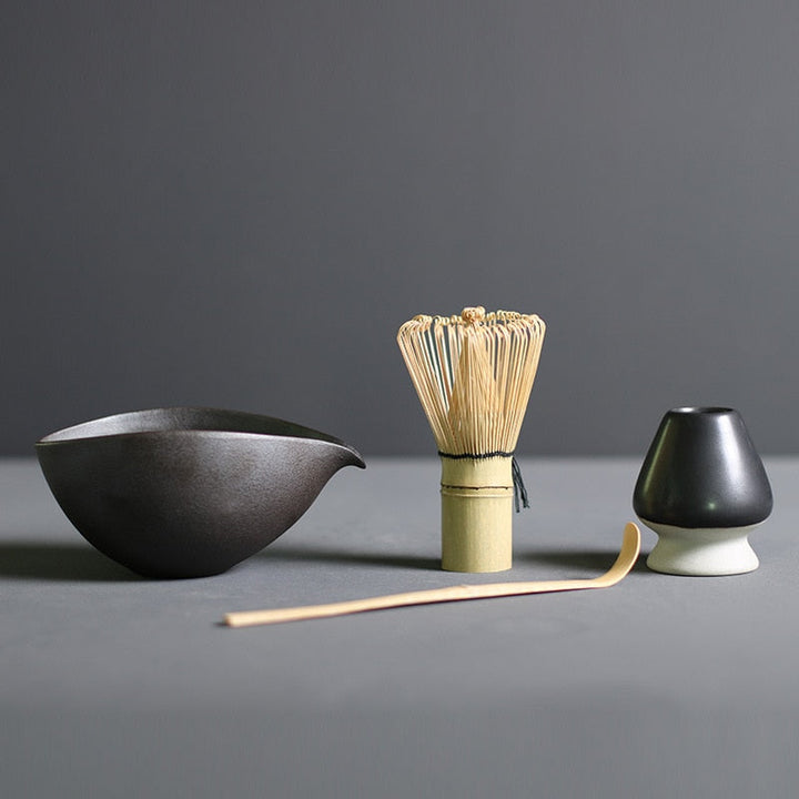 4-delige matcha set met bamboe garde, lepel en keramische kom voor traditionele Japanse thee ceremonie.