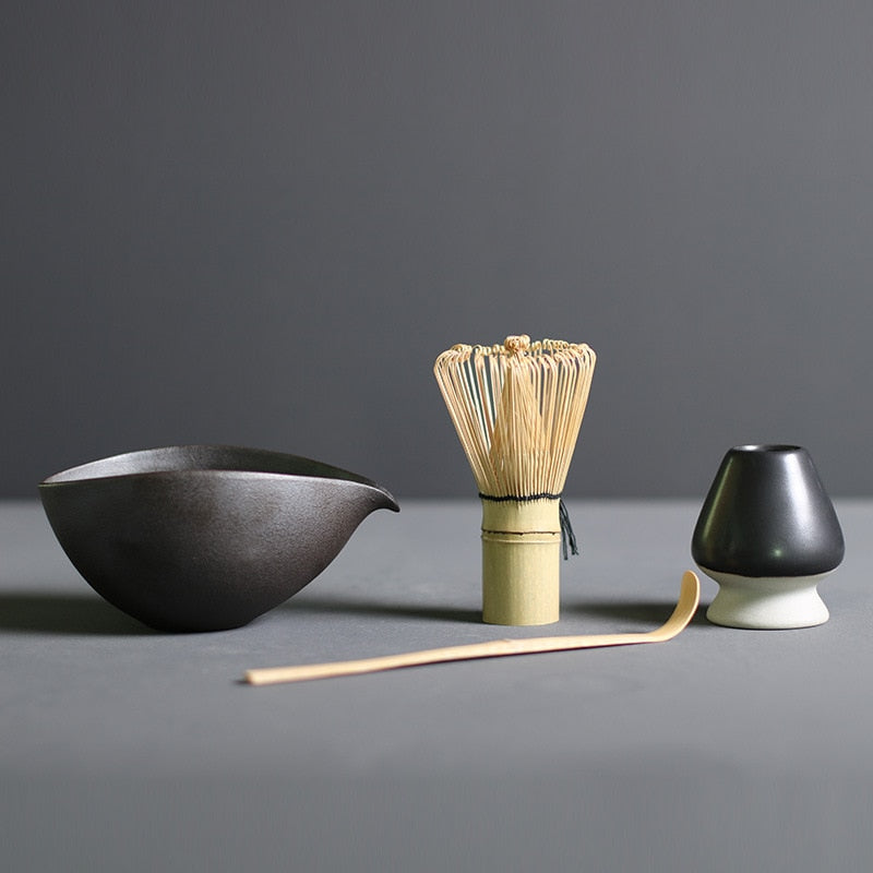 Luxe matcha theeset van bamboe en keramiek, ideaal voor het bereiden van heerlijke, gezonde Japanse thee.