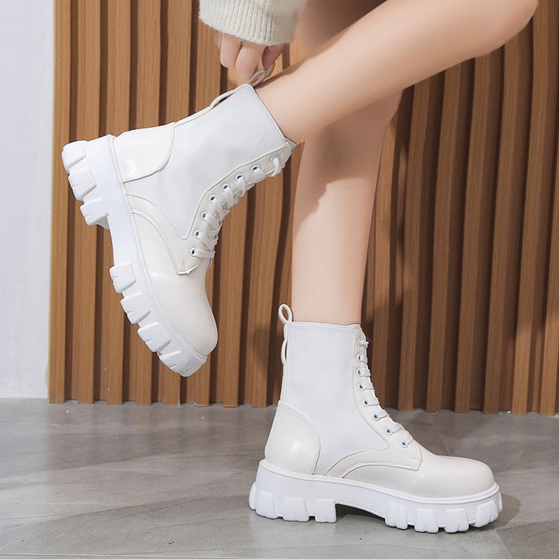 Zwarte moderne dames boots, stijlvol en comfortabel, perfect voor elke gelegenheid. Trendy BigBoots enkellaarzen.