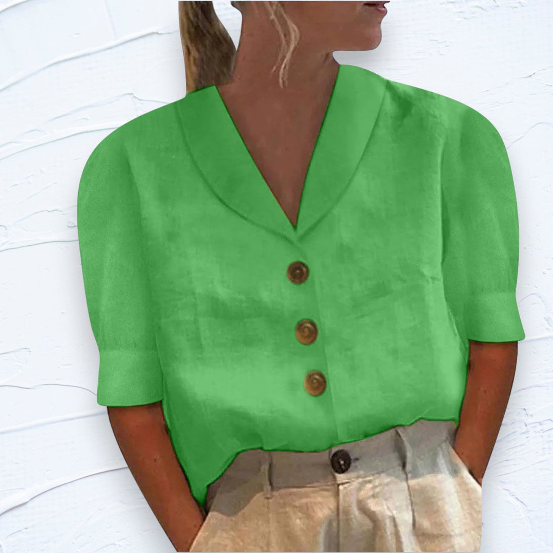 Witte dames top met subtiele knopen en nette kraag, comfortabel en elegant voor een veelzijdige lente/zomer look.