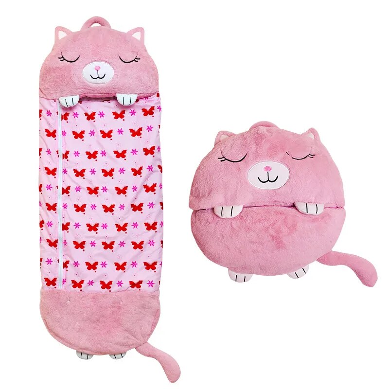 Origineel cadeau voor kinderen: een knuffel dieren slaapzak die ook als speelgoed dient.
