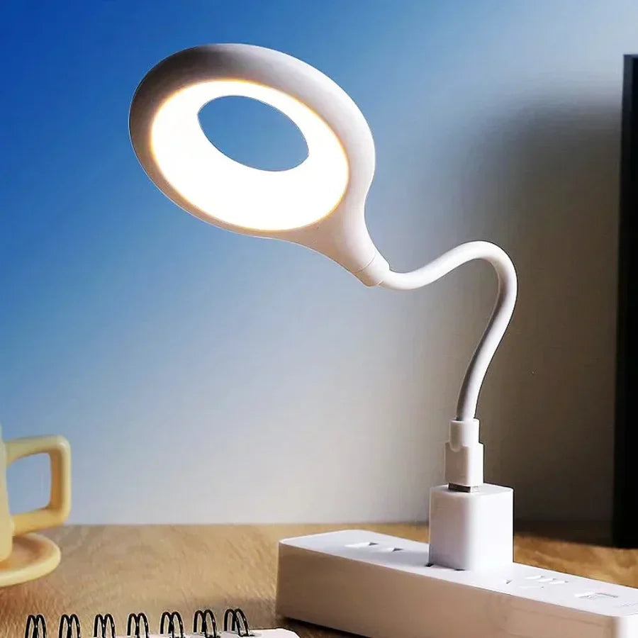 Wit oplaadbaar LED nachtlampje SoftGlow, dimbaar en draagbaar voor een zachte gloed in de slaapkamer.
