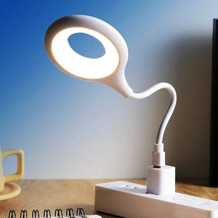 Wit oplaadbaar LED nachtlampje SoftGlow, dimbaar en draagbaar voor een zachte gloed in de slaapkamer.