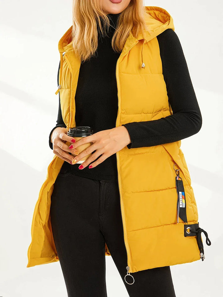 Stijlvolle gewatteerde dames bodywarmer in winter- of herfststijl met capuchon.