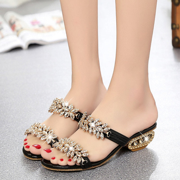 Chique dames slippers met glitter en bling versiering, een stijlvolle platte zomerschoen voor vrouwen.
