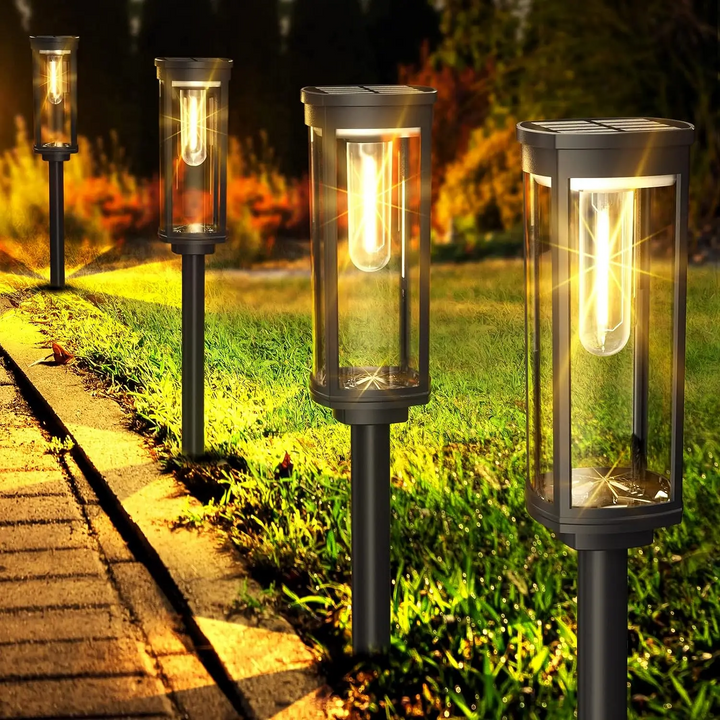 Sfeervolle EcoGlow solarlamp voor tuin en terras. Warm LED licht creëert gezellige buitenverlichting.