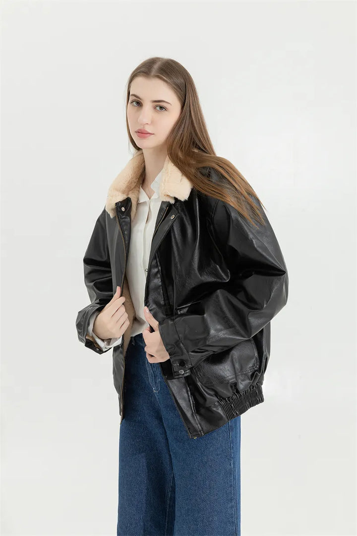 Modieuze Amanda dames winterjas, leerlook met vintage details, comfortabel en warm.