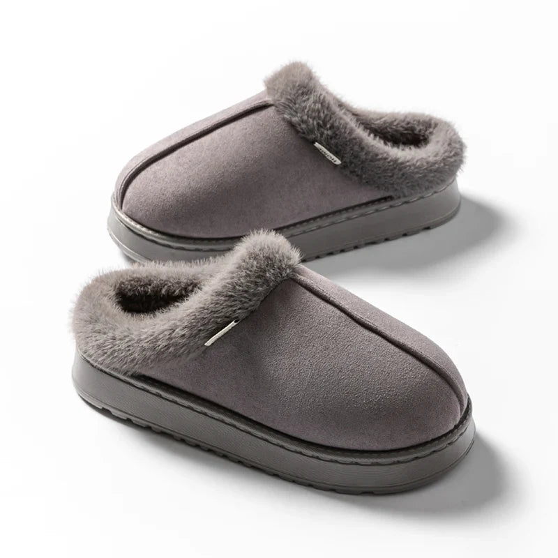 Close-up van de pluizige textuur van een warme winterslipper met antislipzool. Comfort voor je voeten.