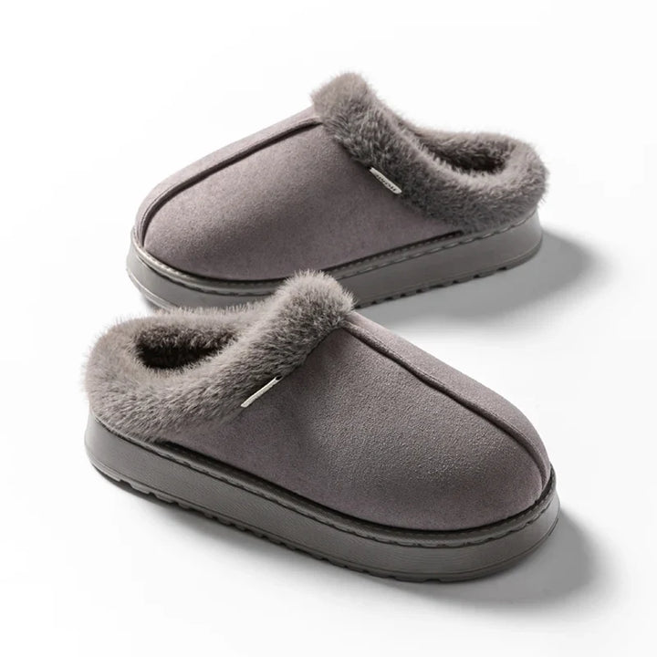 Close-up van de pluizige textuur van een warme winterslipper met antislipzool. Comfort voor je voeten.