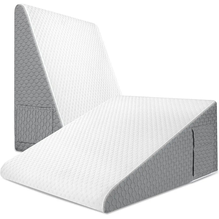 Ergonomisch witgrijs wigkussen voor reflux en verbeterd slaapcomfort. Ideaal voor rugondersteuning.