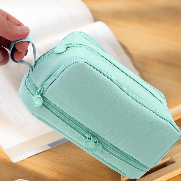 Stevig canvas etui, dubbellaags en multifunctioneel, als opbergtas voor pennen en schoolspullen.