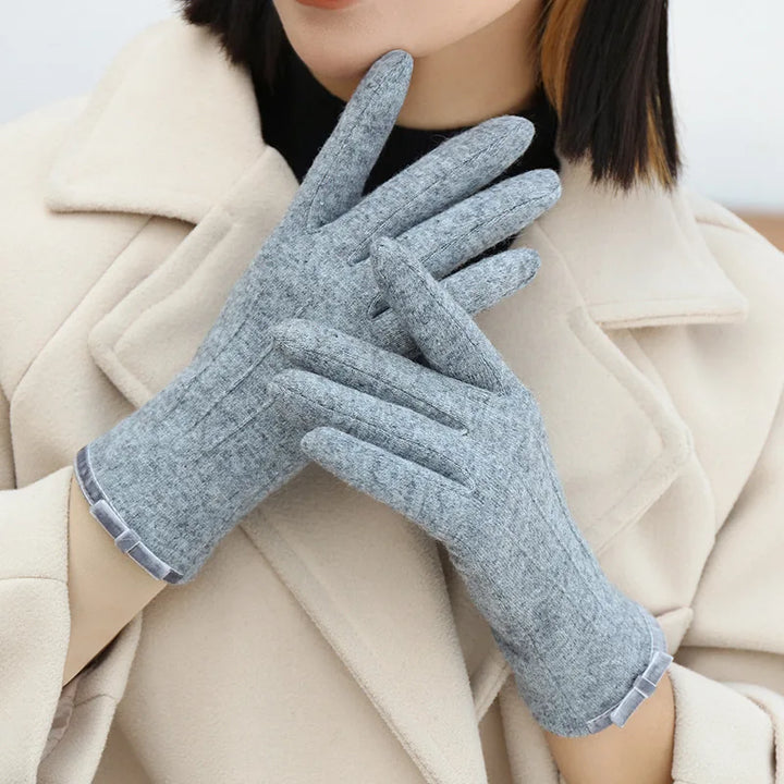 Detail van zachte kasjmier winterhandschoenen met elastische boorden. Geschikt voor touchscreen bediening en unisex.